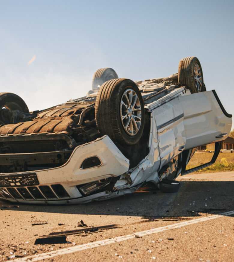 Abogados de Accidente de Auto en Phoenix - Car flipped after accident