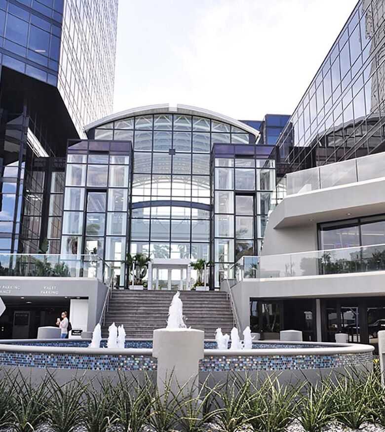 Modern courthouse in West Palm Beach with a fountain, ideal for Personal Injury Lawyers.