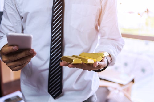 JPMorgan Gold Traders Cheat Scam — Have You Been Spoofed - man with gold bars