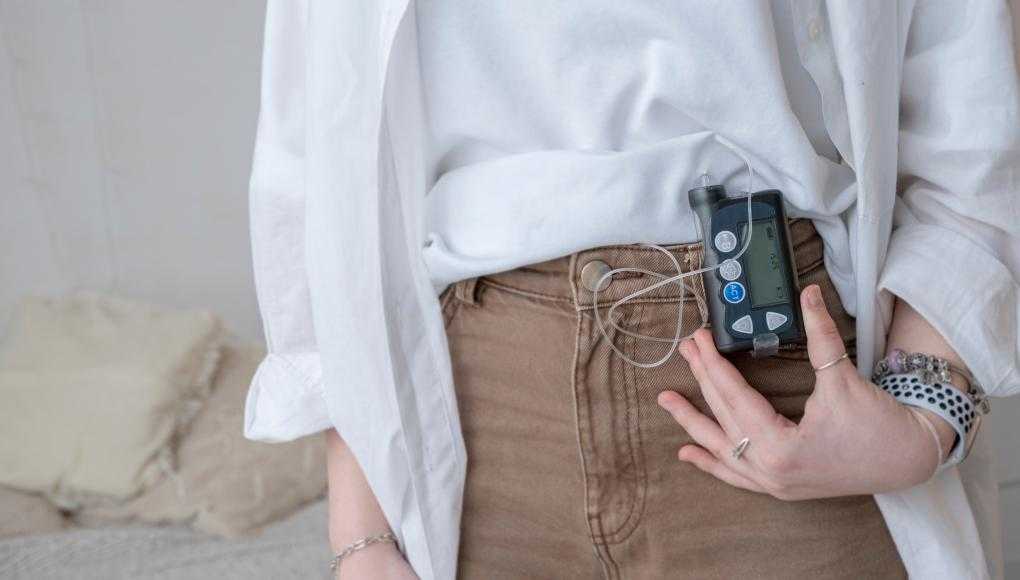 Person with insulin pump on waist band