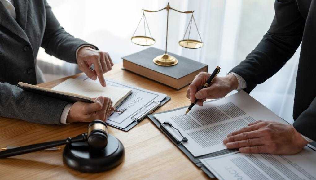 lawyer talking with another lawyer