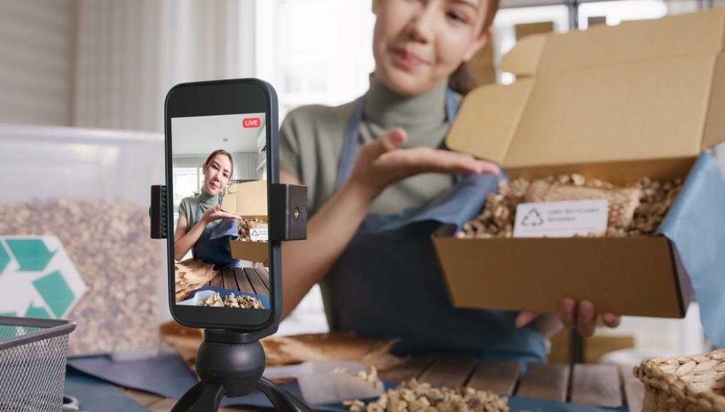 tiktok influencer showing her new package on live