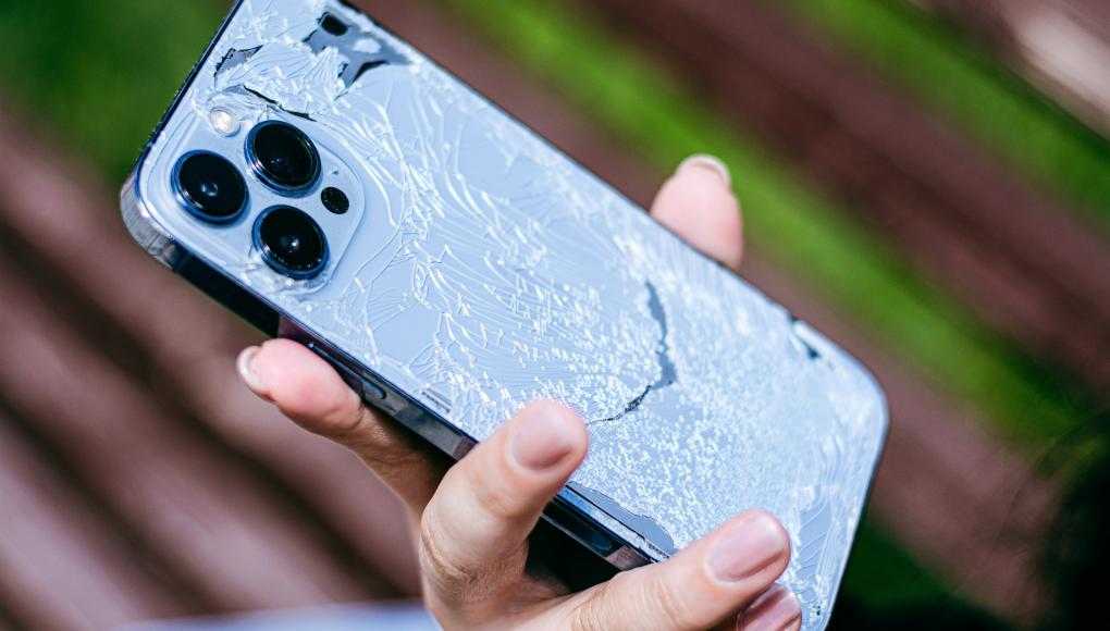 Person holding a damaged phone