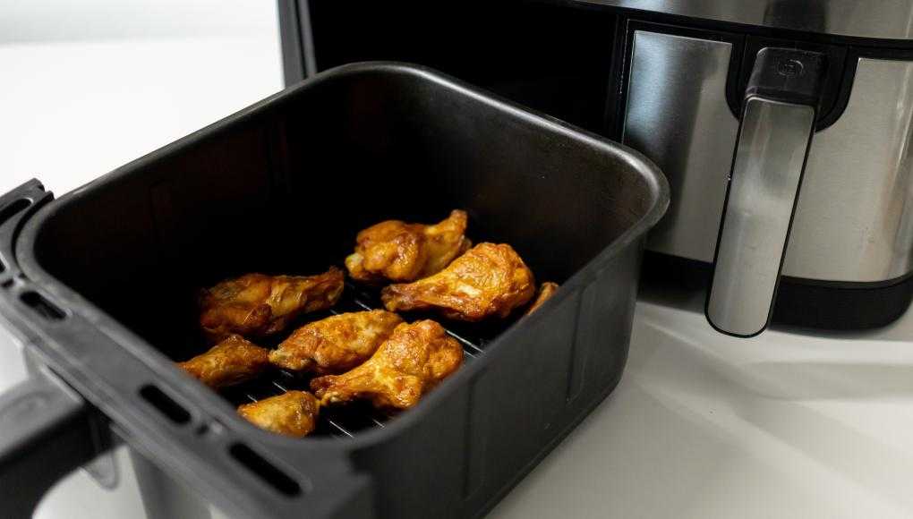 Chicken wings in an air fryer