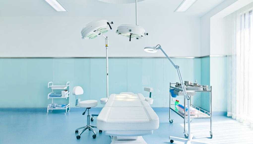 Empty operating table 