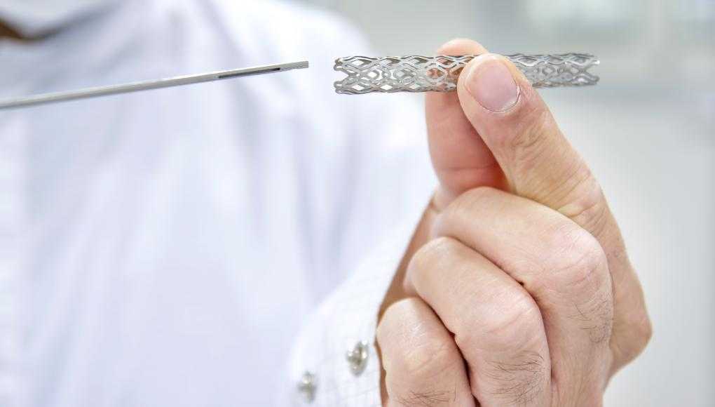 Doctor holding a stent