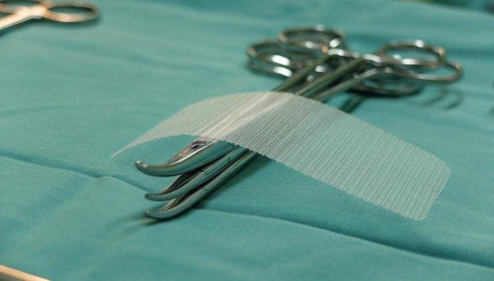 Surgical mesh on surgical scissors