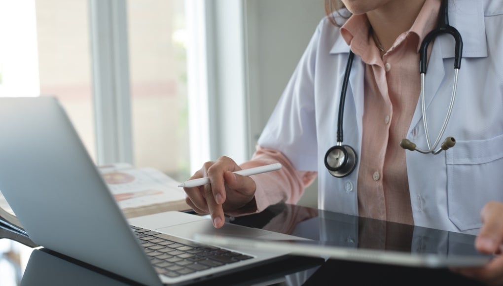 doctor giving diagnosis