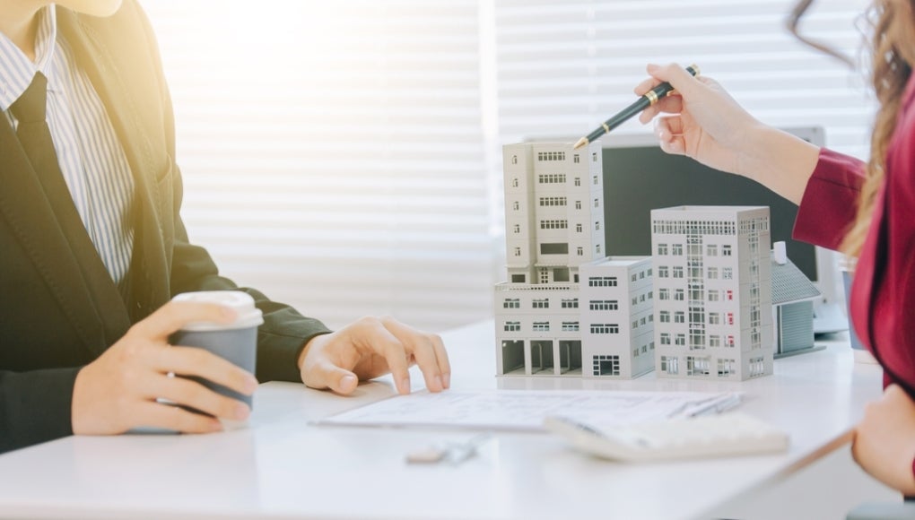 The house and condo sales representatives provide advice and explanations and sign sales or lease contracts according to mutual agreements at the office. Real estate business concept