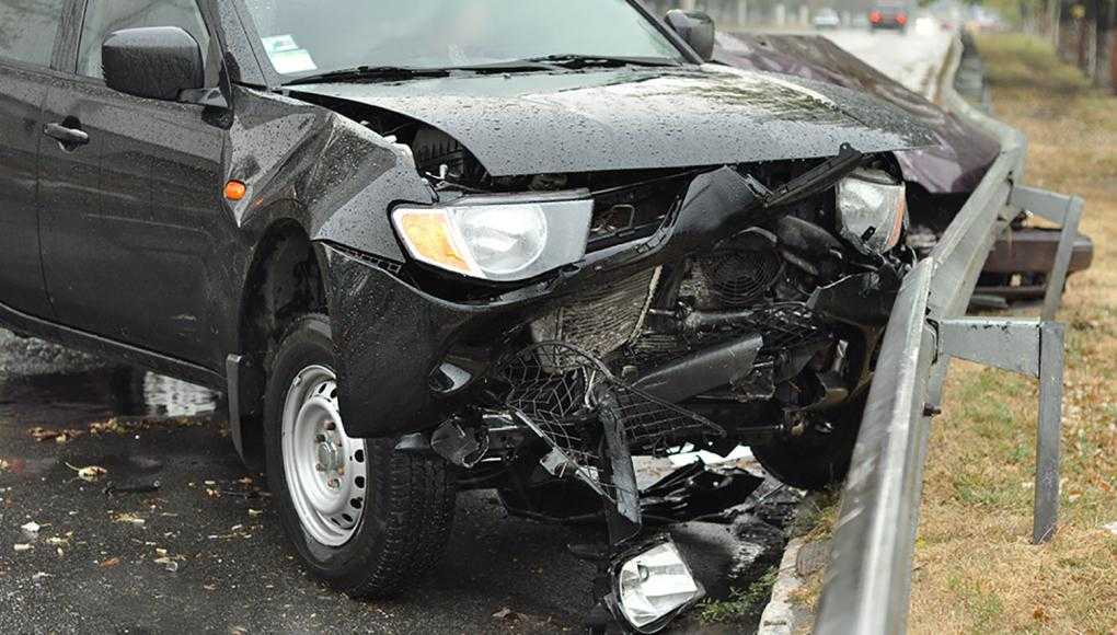 Car crashed in guardrail