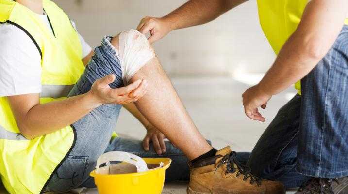 Understanding Personal Injury Protection (PIP) - worker injured his knee