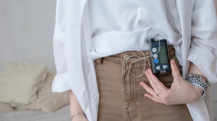 Person with insulin pump on waist band