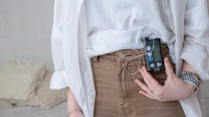 Person with insulin pump on waist band