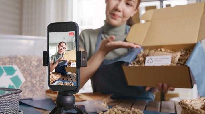 tiktok influencer showing her new package on live