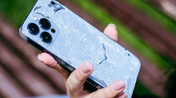 Person holding a damaged phone