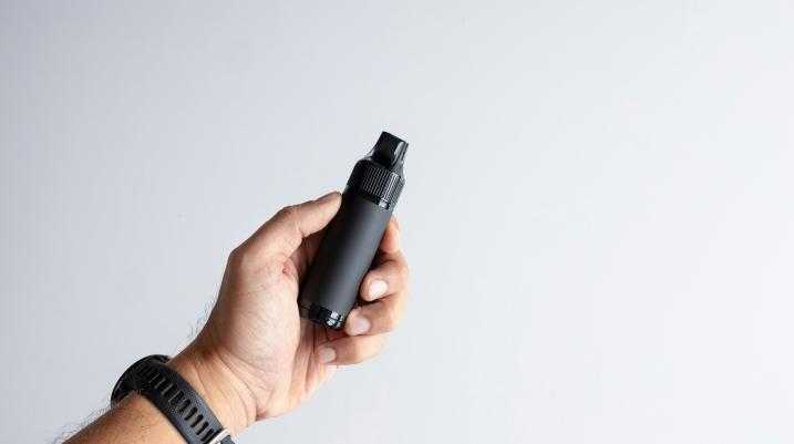 Person holding an e-cigarette