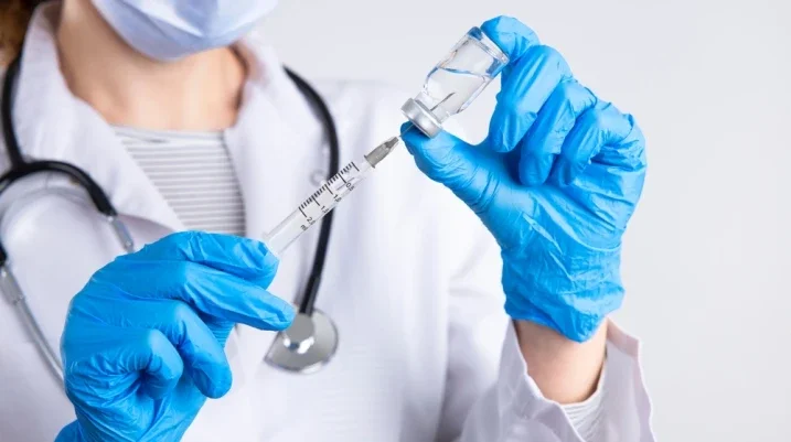 Doctor using a steroid needle