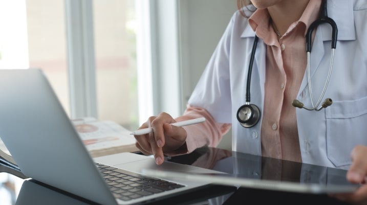 doctor giving diagnosis