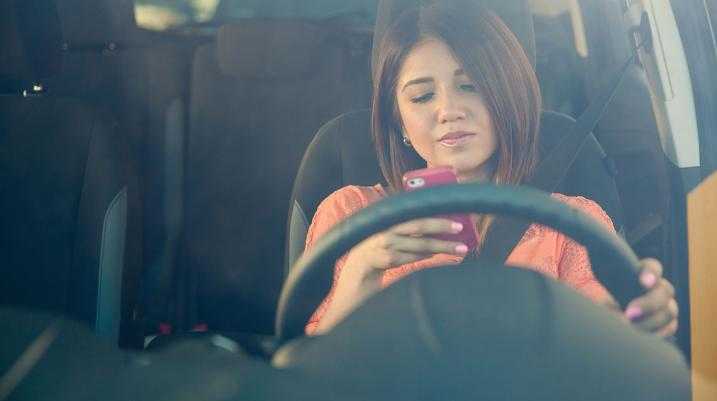 How Can Parents in Winter Haven Talk to Teens About Snapchat’s Speed Filter After Deadly Accident? - A woman driving while using her phone