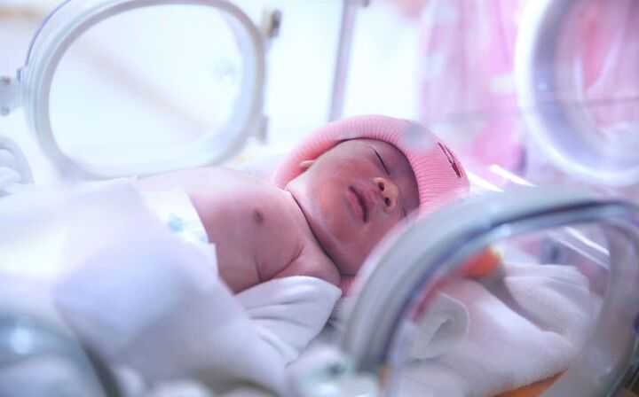Birth Injury Lawyers - newborn baby with birth Injury