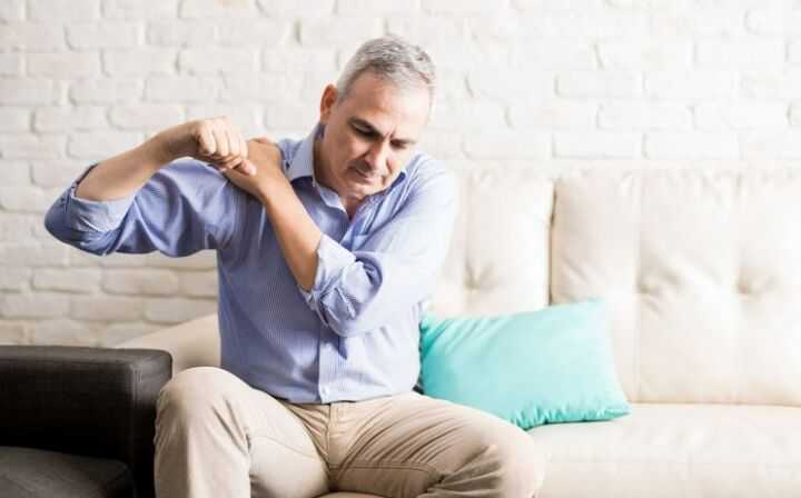 Repetitive Motion Injuries Lawyer - man with shoulder pain