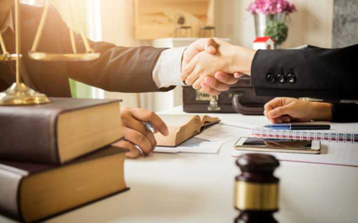 How Much Does a Lawyer Take in a Settlement - lawyer with client