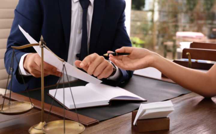 When Should I Fight an Insurance Company - client with lawyer