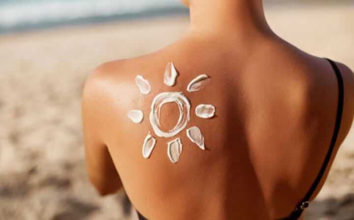 Sunscreen Toxins - sunscreen on back
