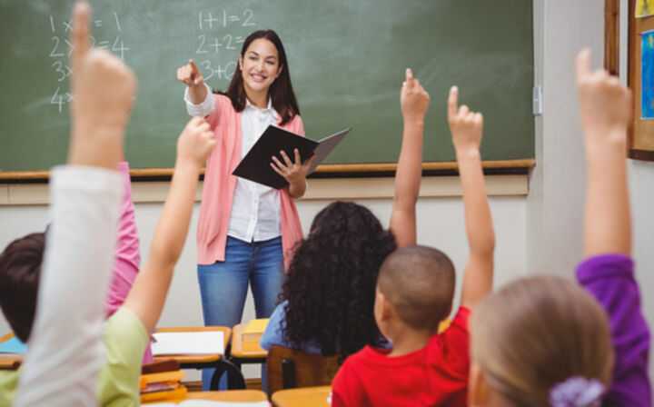 Florida Teachers Owed Bonuses - teacher with students