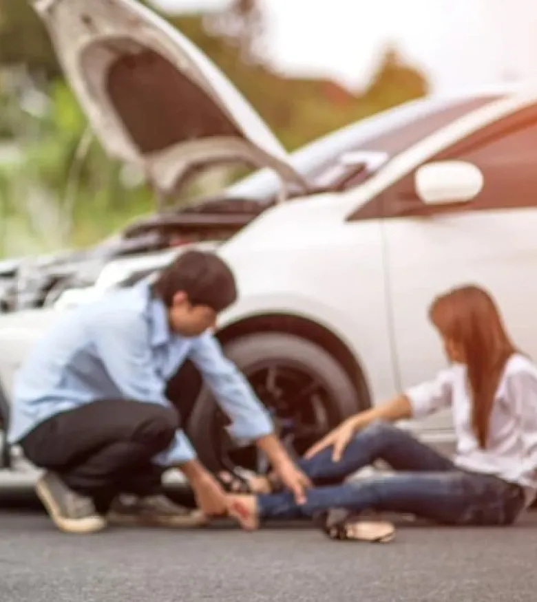 Do I Need to Retain a Car Accident Attorney for a Broken Bone in Los Angeles - Woman with broken leg after car accident