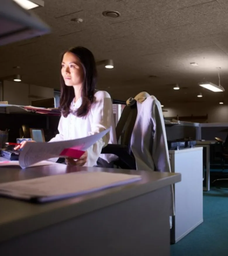 Can Overtime Attorneys Help Me in Big Pine Key, Florida - Woman working late overtime