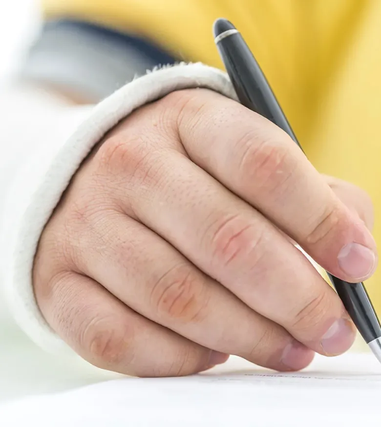 What Benefits Are Mississippi Workers Eligible for Through Workers Compensation - broken hand