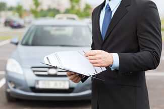 Auto Insurance Claim Lawyers in Hilton Head, SC - Insurance agent in front of car