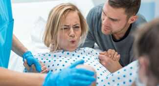 How Can I Find the Best Birth Injury Lawyer in Pittsburgh - lady giving birth with her husband