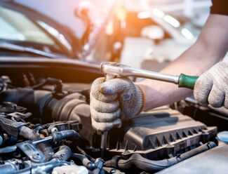 Orlando Car Repair Injury - Mechanic fixing vehicle 