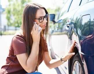 Where Can I Find the Best Car Insurance Attorney in Palm Harbor, FL - Woman calling in car insurance claim