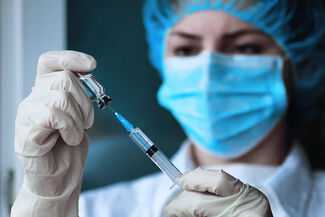 Kissimmee Medical Malpractice Attorneys - Doctor with vaccine