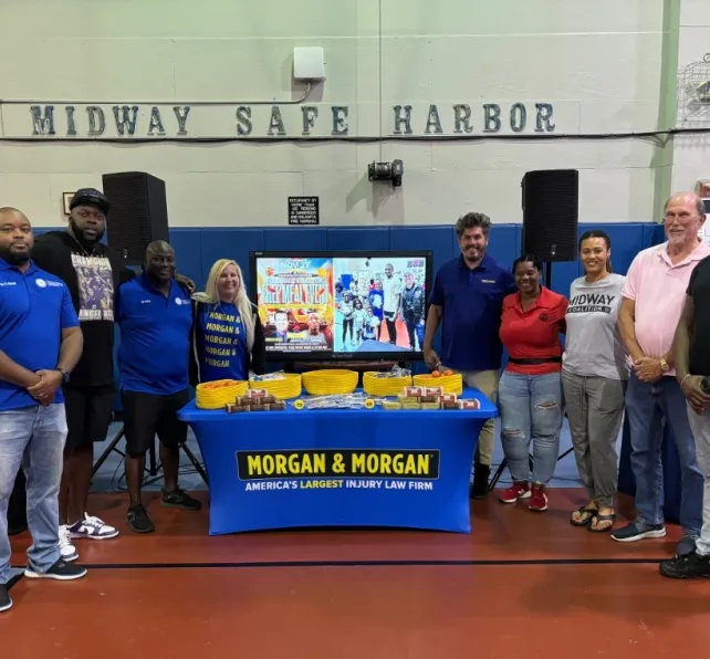 team photo at the thanksgiving event